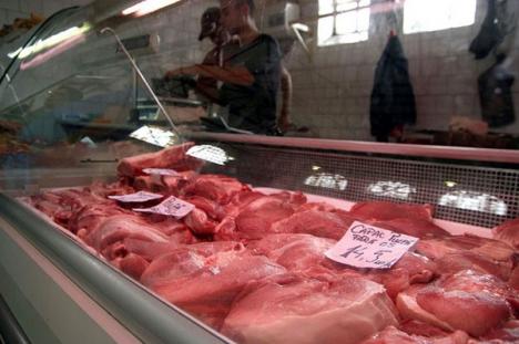 Vânzătorii de carne din Bihor, arşi la buzunare de Protecţia Consumatorului